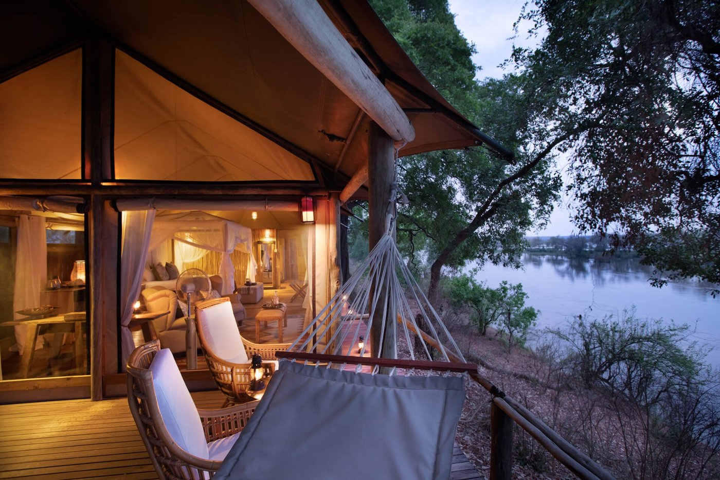Eine Hängematte auf der Terrasse einer beleuchteten Suite mit Flussblick von Amanzi.