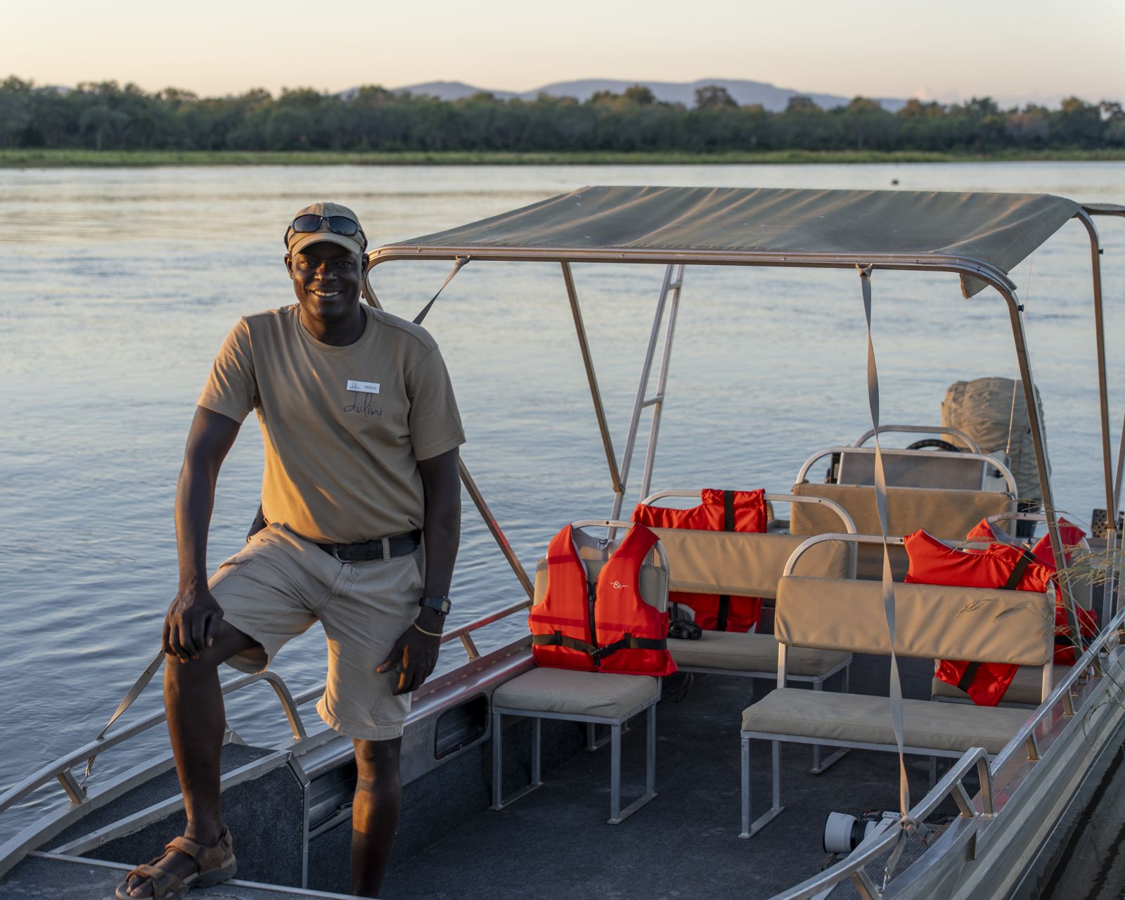 Un guide sur le bateau du camp sur le Zambezi, prêt pour une excursion fluviale