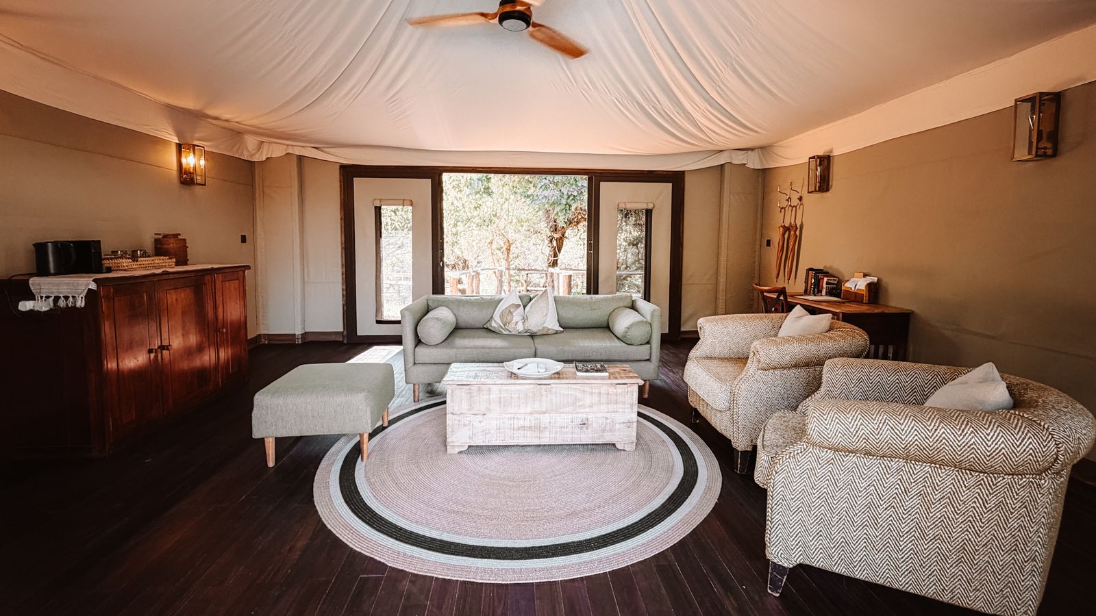 Le salon et la chambre de la villa familiale sous un même toit de toile
