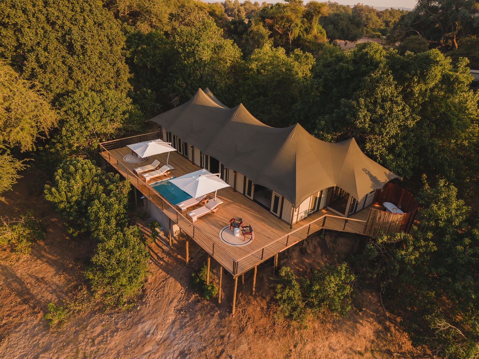 La villa familiale vue d'en haut, avec sa propre piscine parmi les arbres