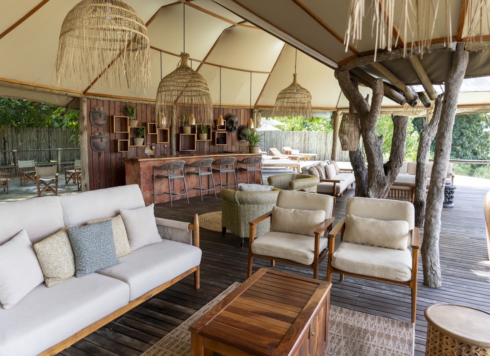 Le salon sur la terrasse de Mushika, le plus petit des deux espaces réservés aux clients