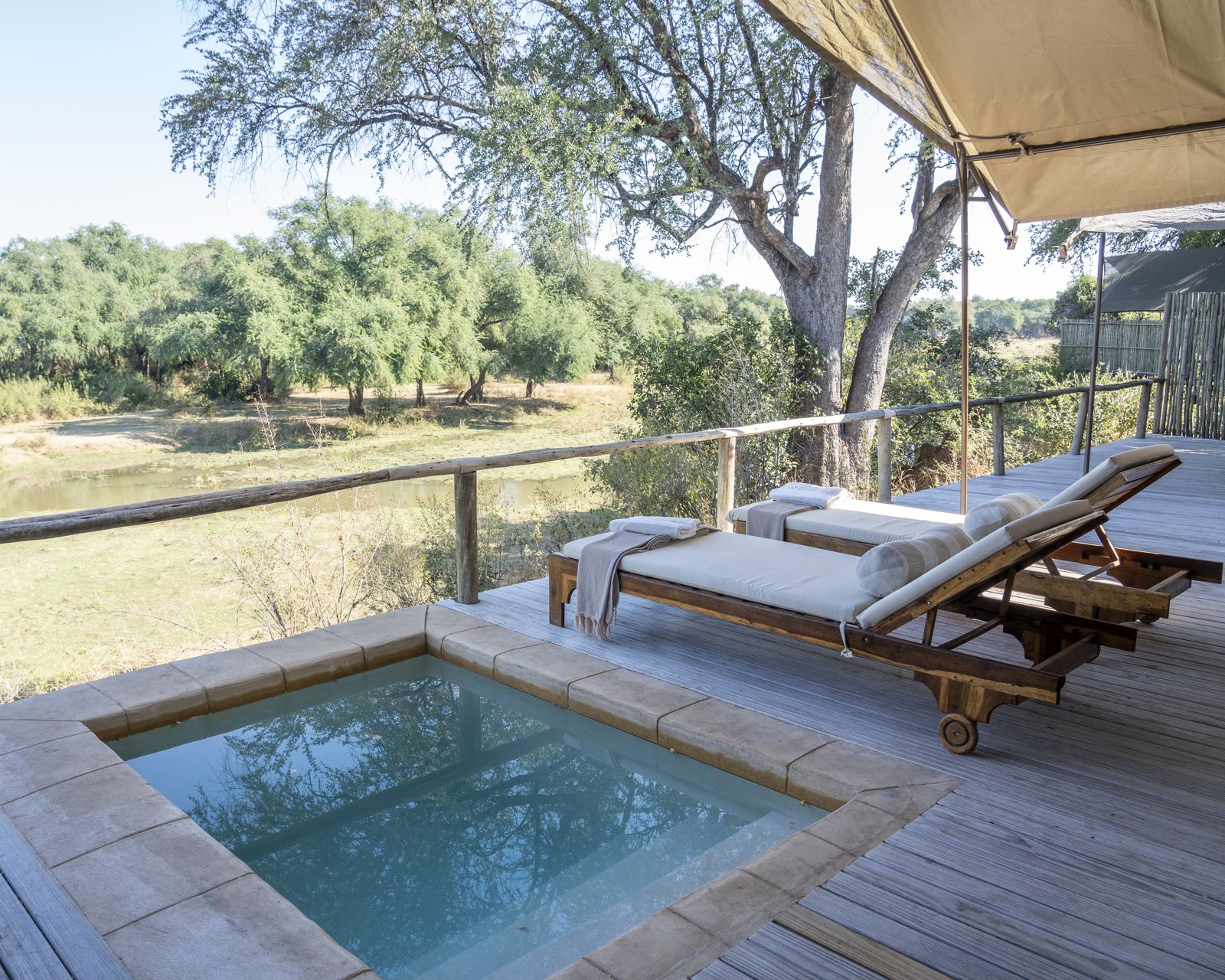 La piscine plongeante privée et les transats sur la terrasse d'une suite