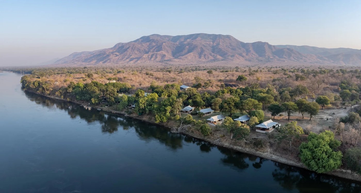 Les chalets de Baines' River Camp longent le Zambezi sous l'escarpement à Lower Zambezi.