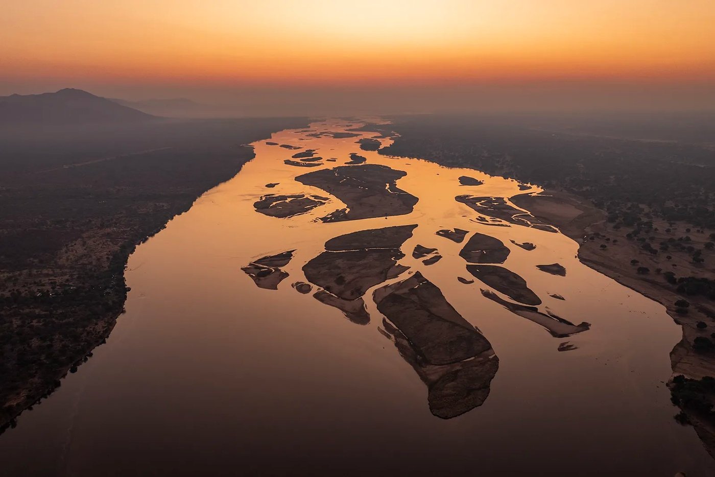 Vervlochten kanalen en zandige eilanden onderbreken de Zambezi gezien van bovenaf in de buurt van Muchichili Safari House.