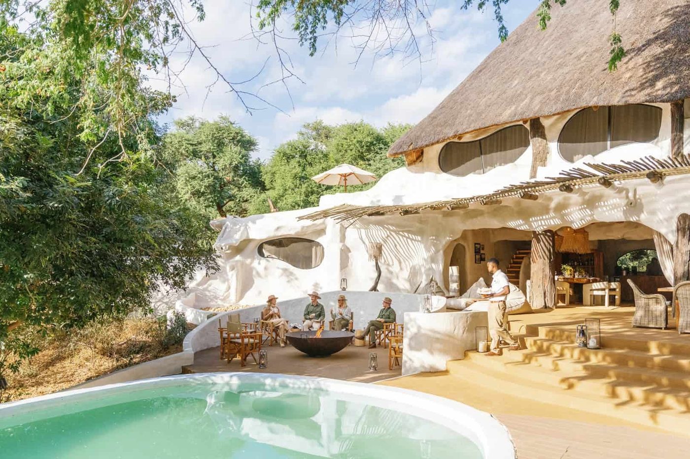 Les murs sculptés de la maison Time and Tide Chongwe s'élèvent au-dessus de la piscine à Lower Zambezi.